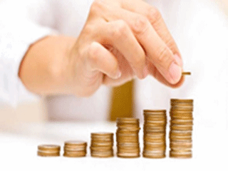 Making savings | Hand stacking coins