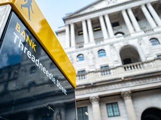 Threadneedle Street signpost next to the Bank of England